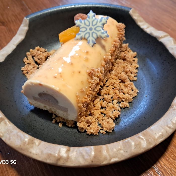 Tronc de mouse de torró amb mousse de xocolata i albercoc