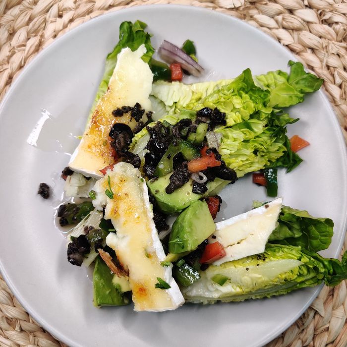 Amanida de cabdells amb picada, brie i olivada