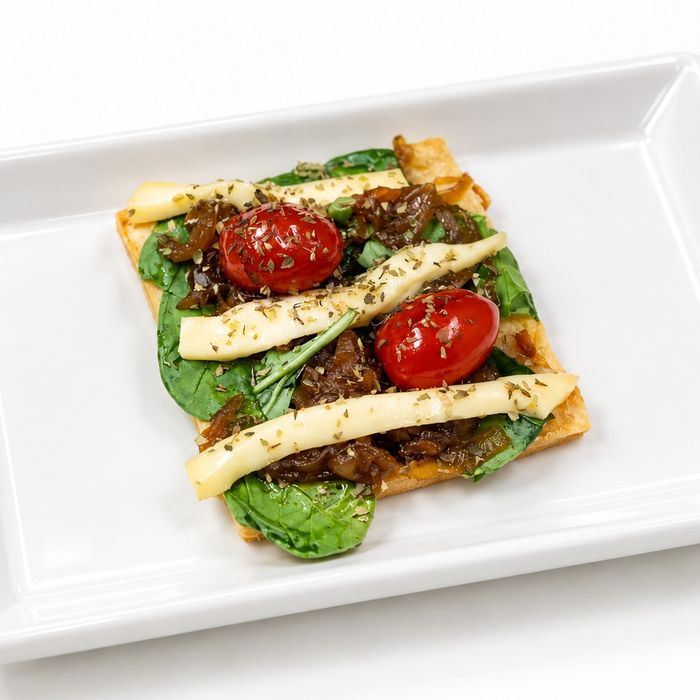 Coca de tomàquet confitat, ruca, ceba i brie