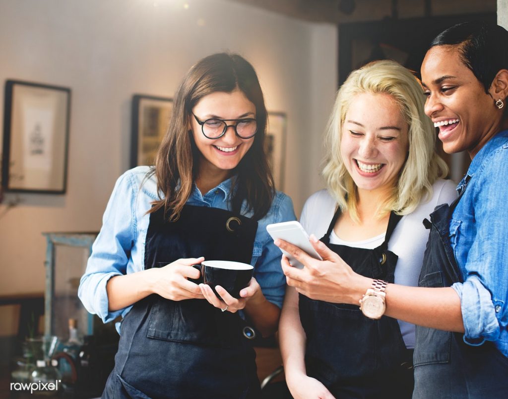 Funcionários de restaurante usando aplicativo de comunicação interna