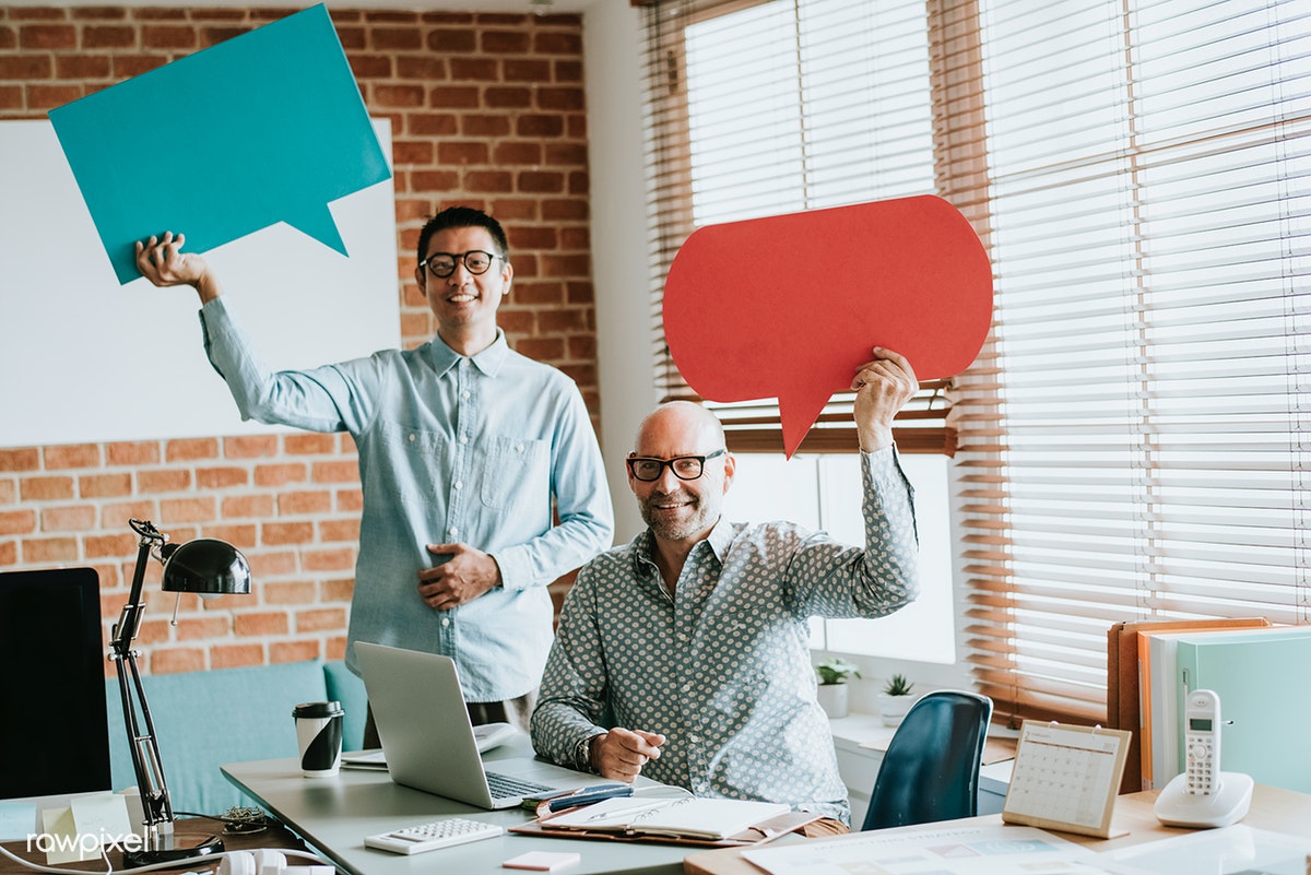 Dois homens em escritório comunicação interna