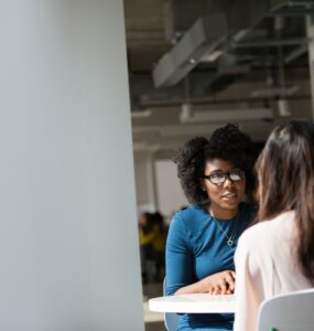 Duas mulheres trabalhando com o recrutamento protagonista