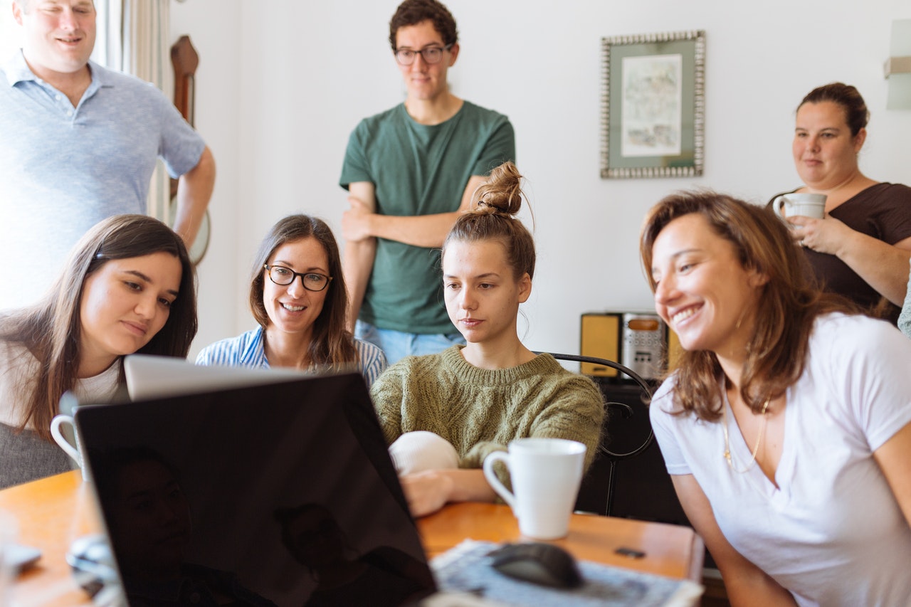 várias pessoas aprendendo sobre educação corporativa