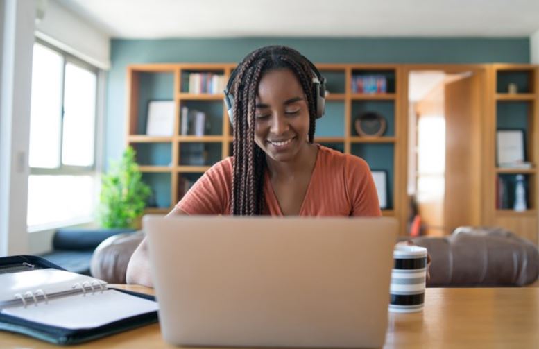 Mulher realizando uma dinâmica em grupo online