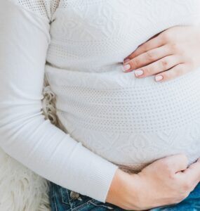 Mulher grávida na licença maternidade