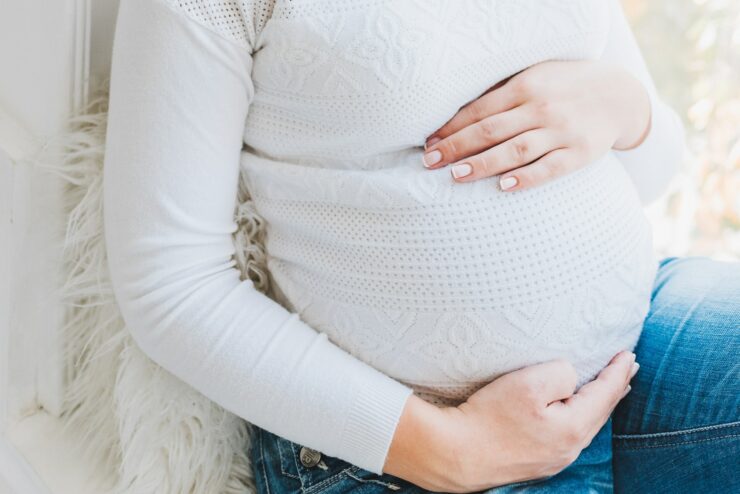Mulher grávida na licença maternidade