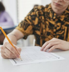 pessoa sob uma mesa fazendo um teste de perfil comportamental