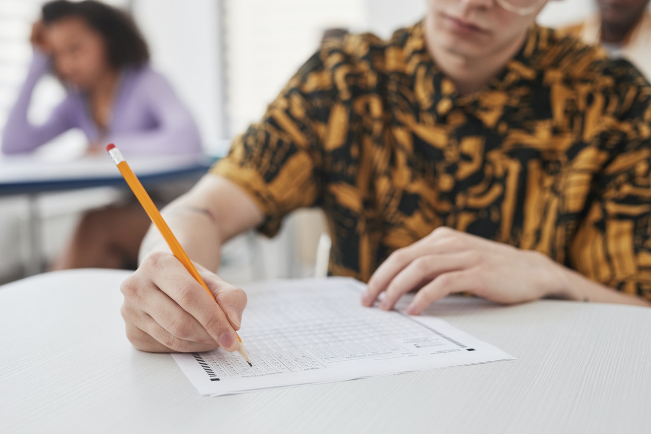 pessoa sob uma mesa fazendo um teste de perfil comportamental