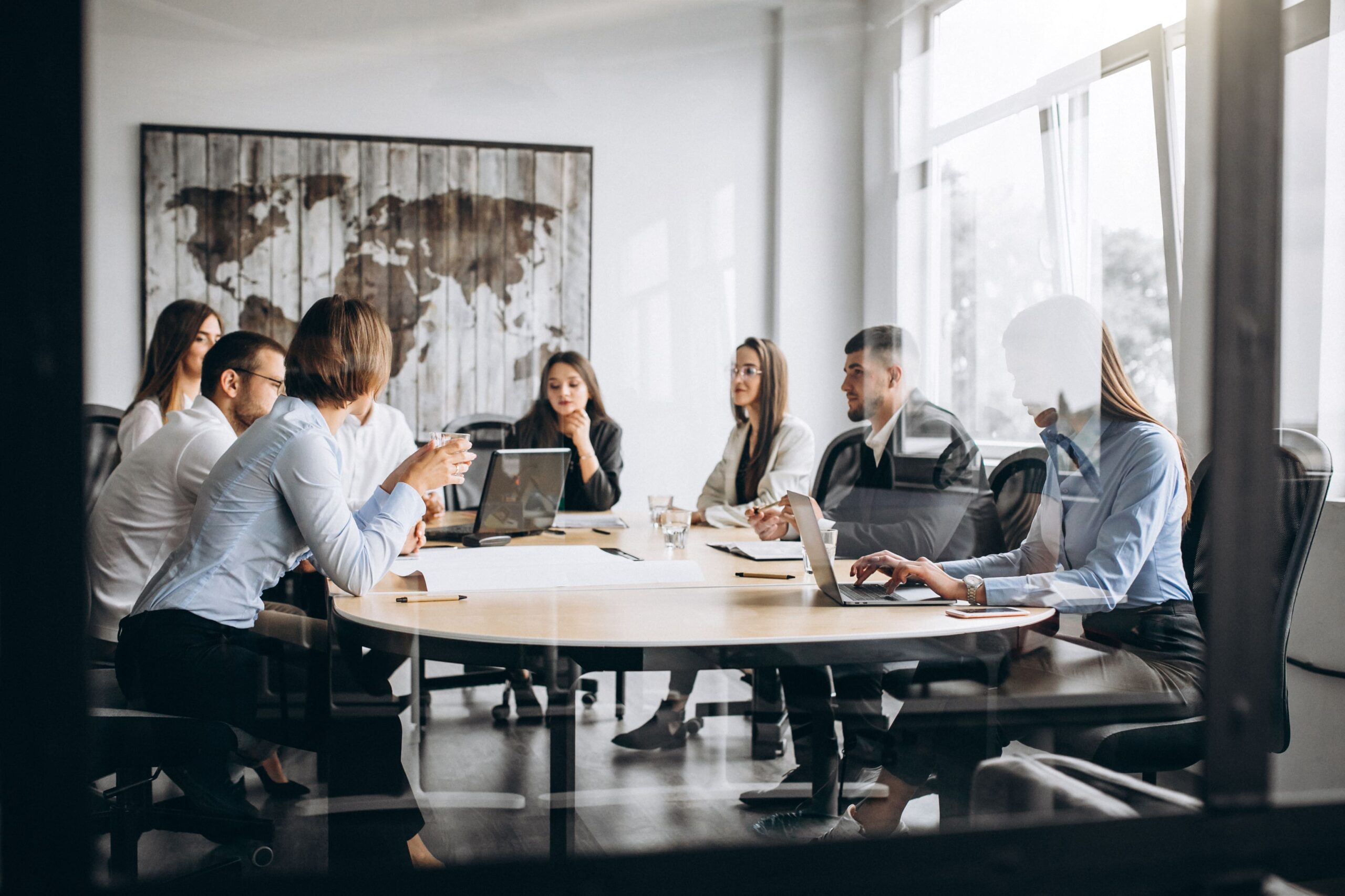 Equipe em reunião de Sprint, uma das funções organizacionais do Scrum Master