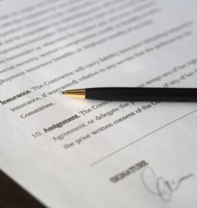 um documento assinado com uma caneta sob o papel