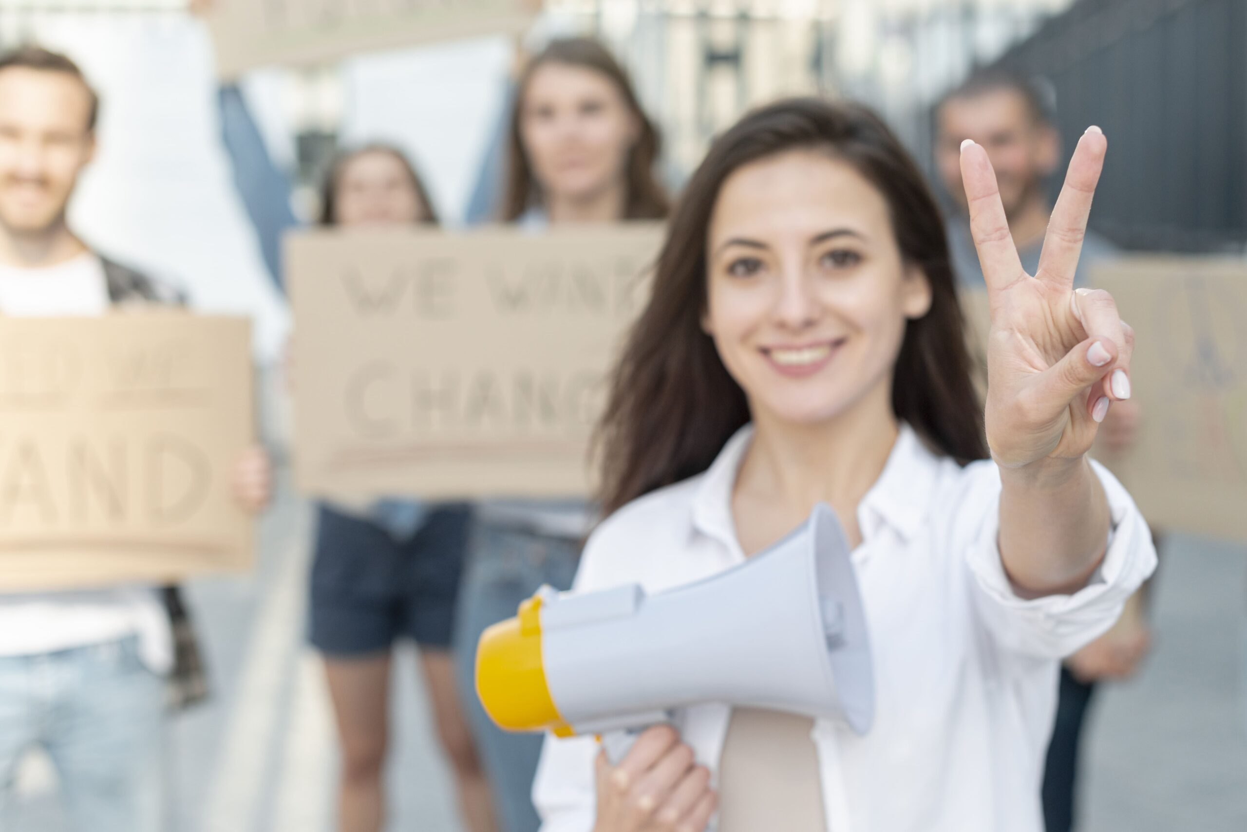 Pessoas em uma manifestação, representando o Manifesto Ágil