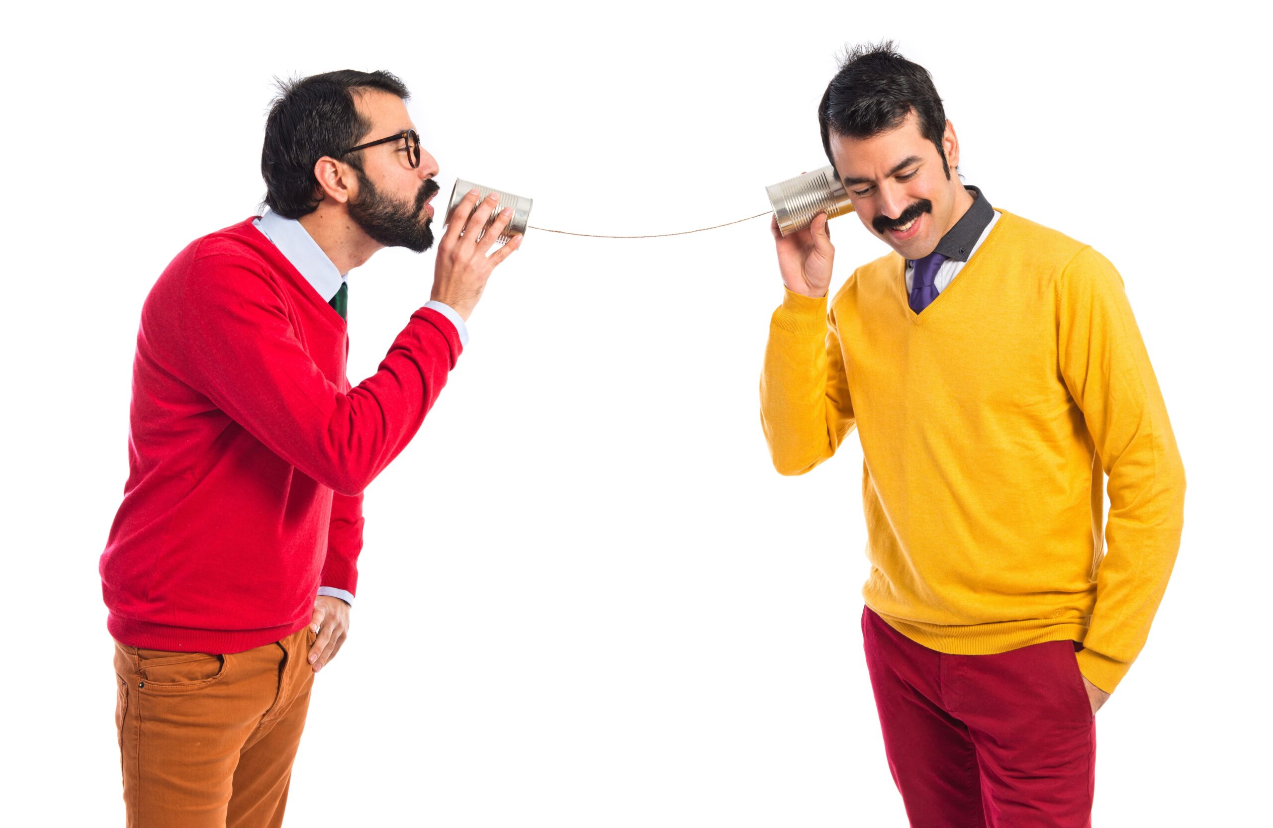 Dois homens conversando através de duas latas, representando a comunicação assíncrona e síncrona