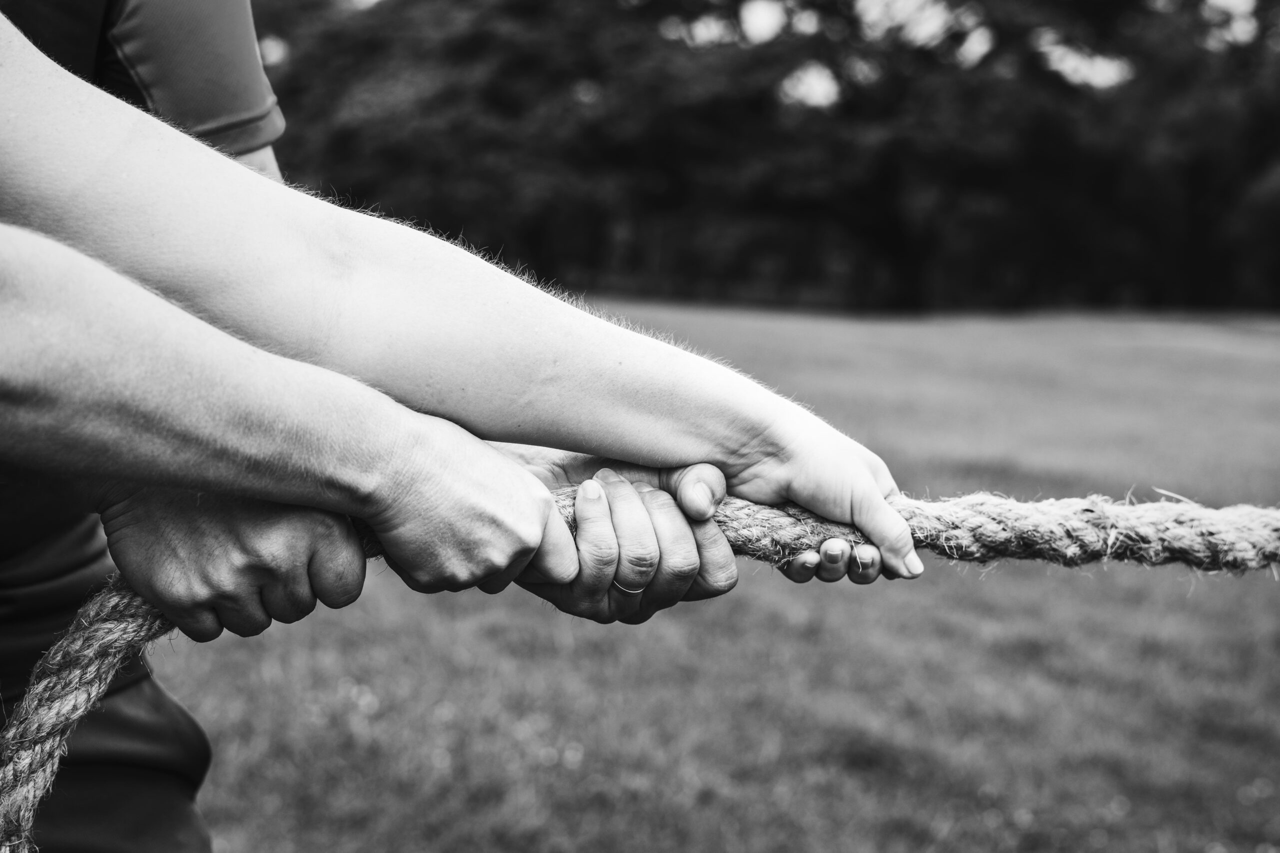 Mãos puxando uma corda, representando o experimento que definiu o que é Social Loafing e como ele acontece