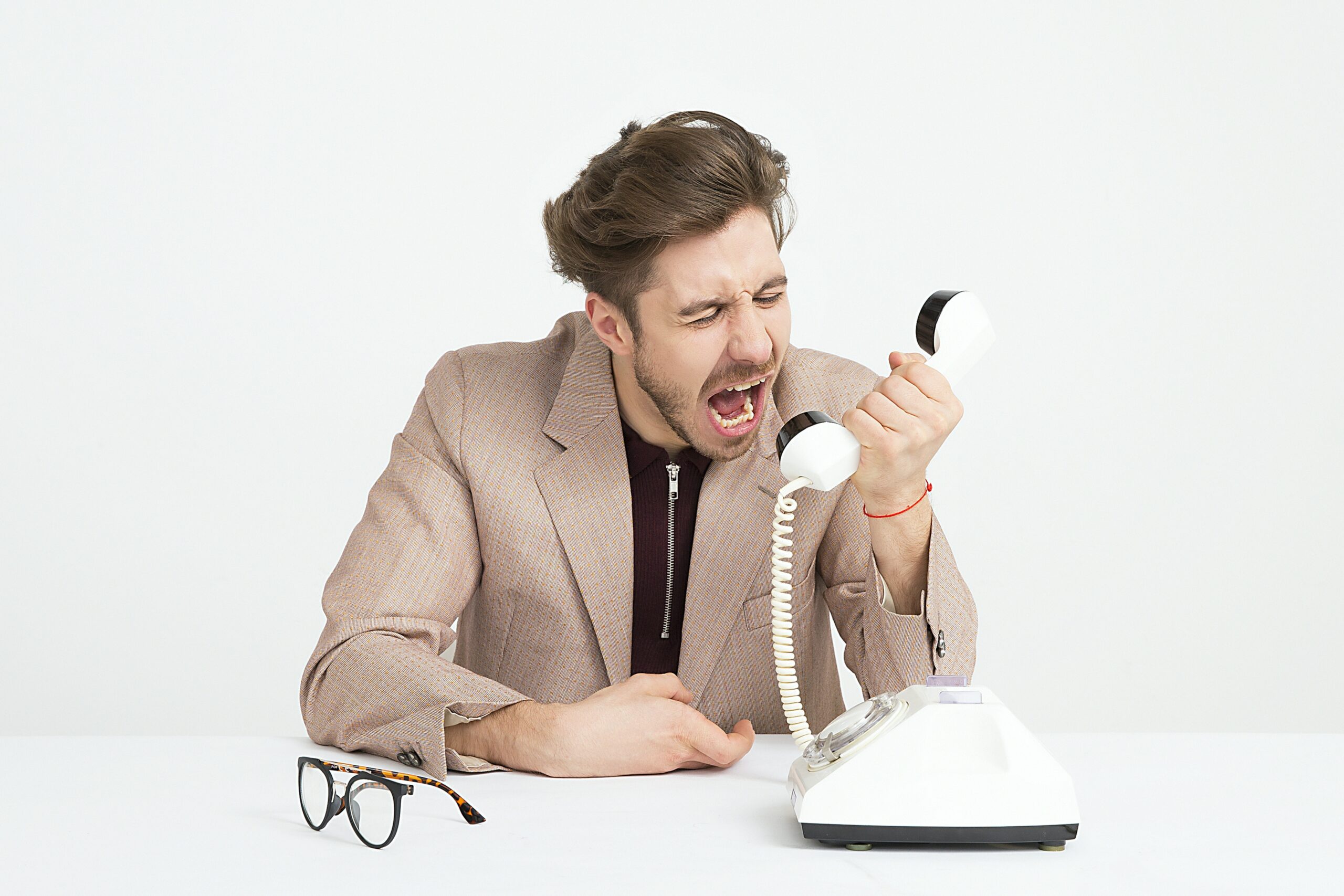 homem gritando ao telefone