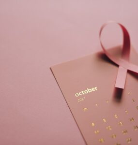 imagem de fundo rosa sobre como realizar campanha de conscientização do outubro rosa