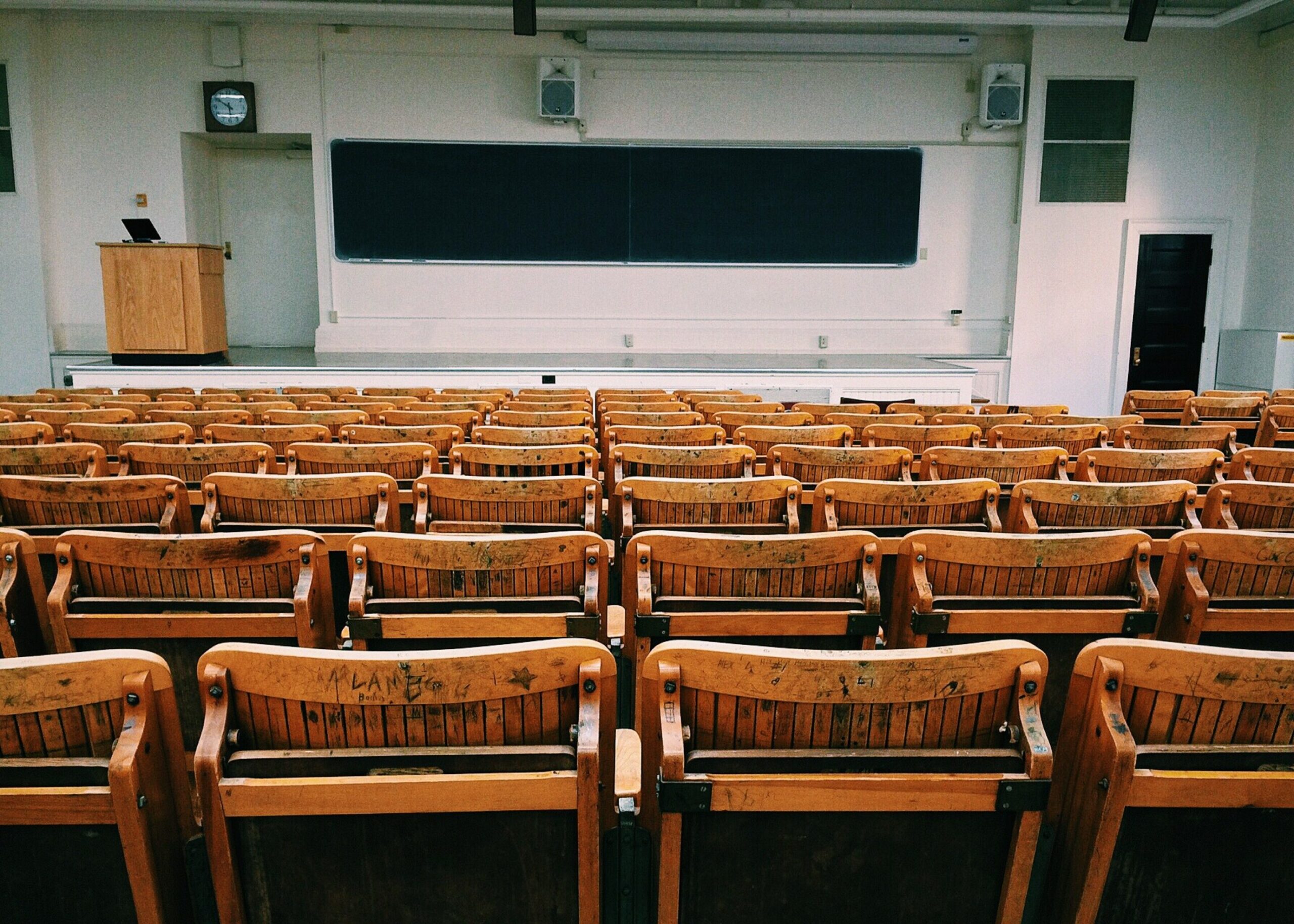 um auditório semelhante a sala jurídica.