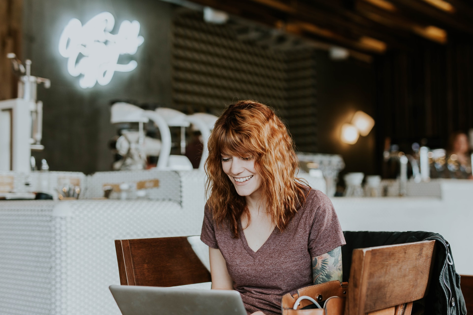 Mulher adotando a cultura Anywhere office