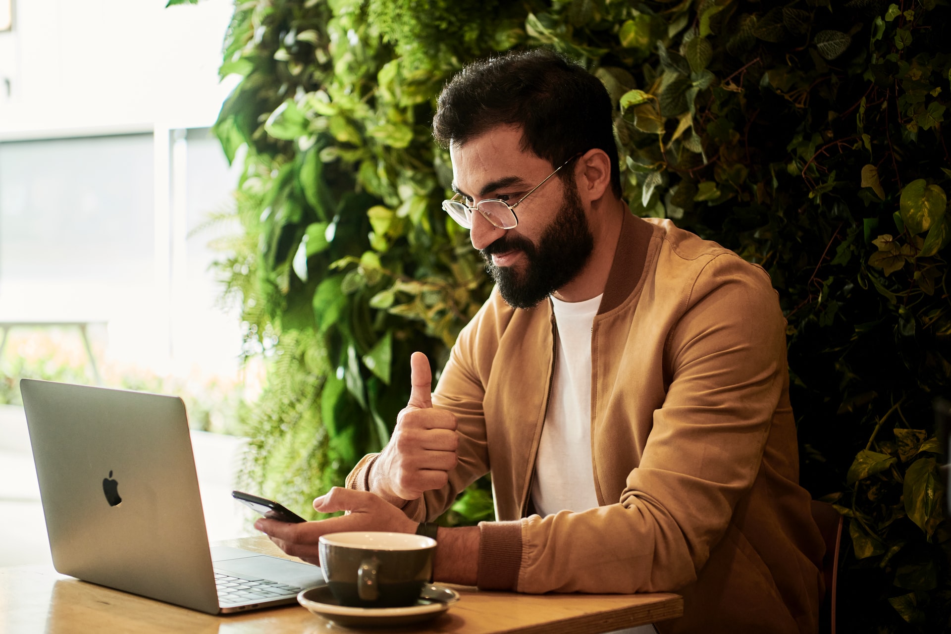 Imagem com home adotando a cultura Anywhere office