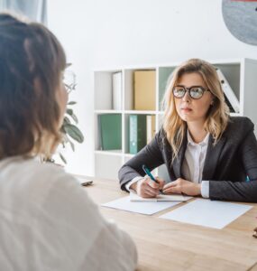 Duas mulheres em uma entrevista de emprego.