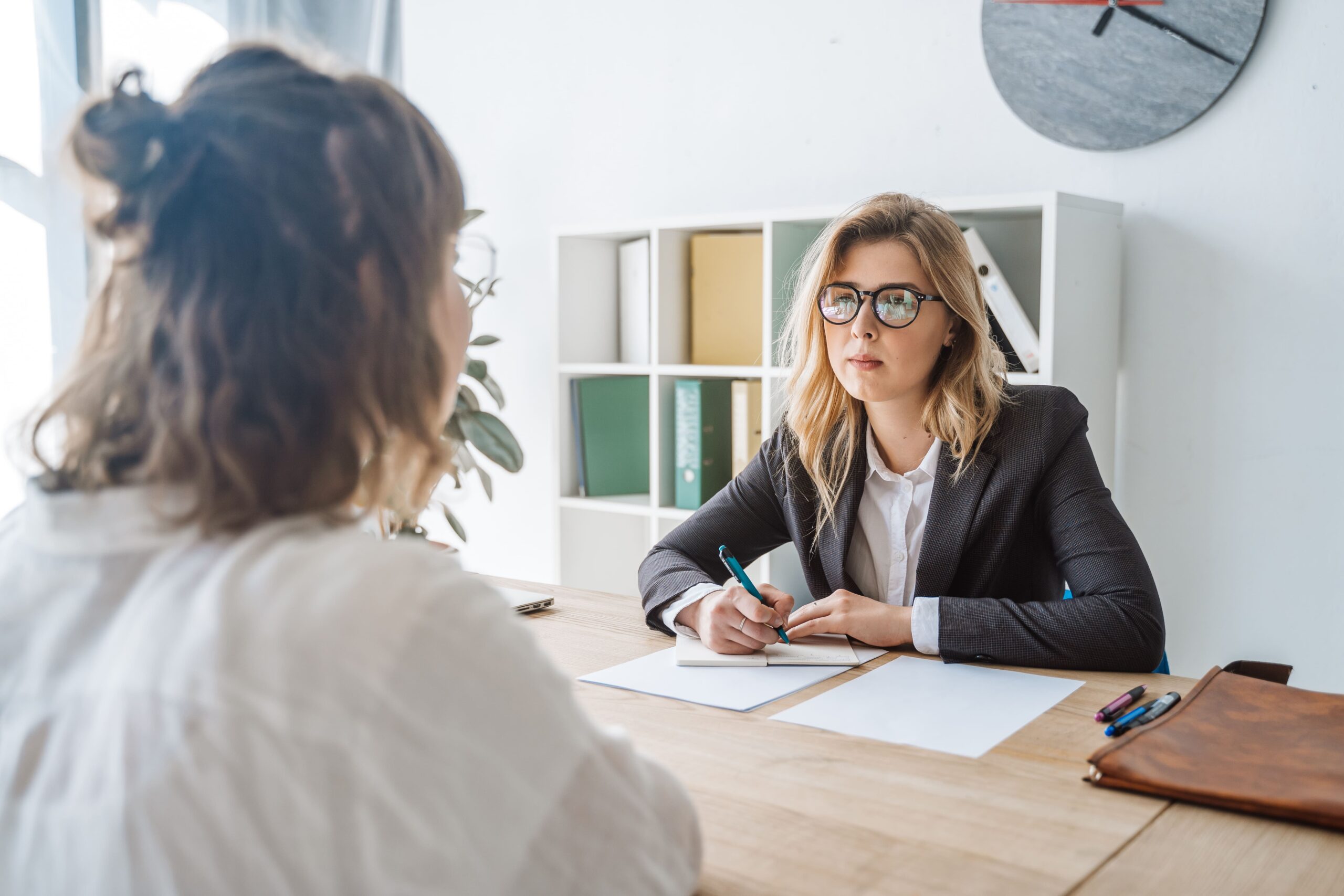 Duas mulheres em uma entrevista de emprego.