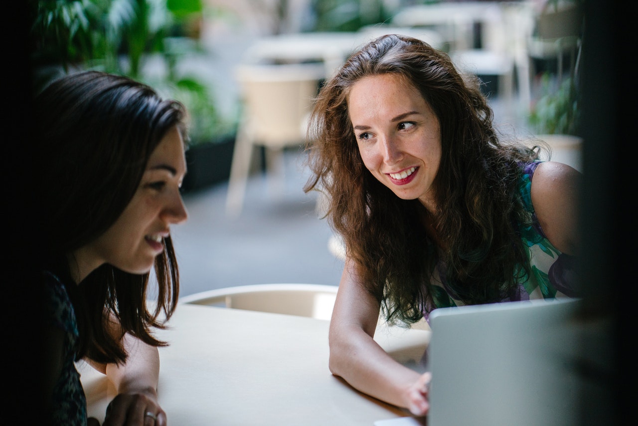 Duas mulheres aplicando o conceito de Open Hiring