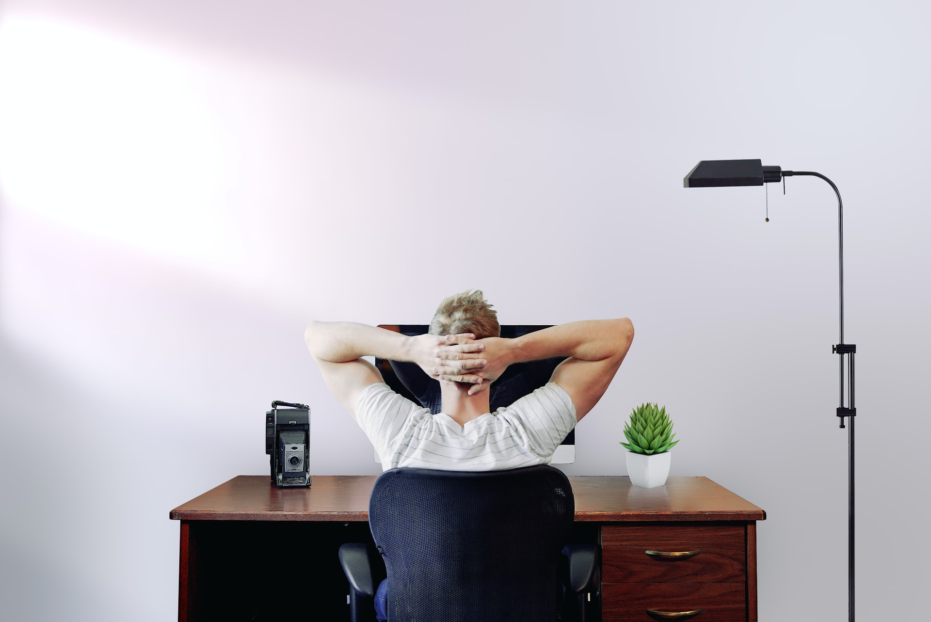Imagem com uma pessoa trabalhando com benefícios customizados para home office