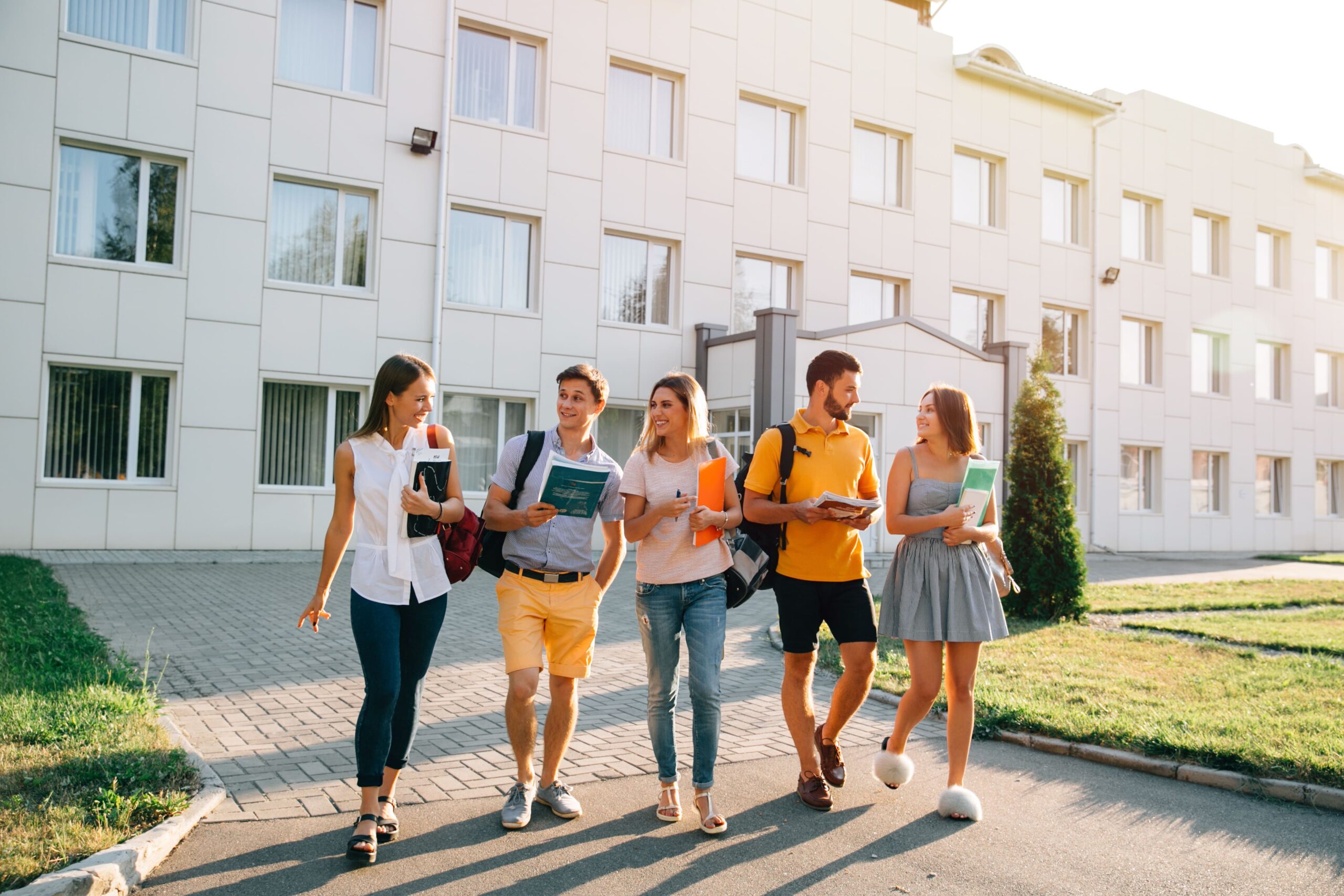 5 estudando saindo de universidade com livros na mão