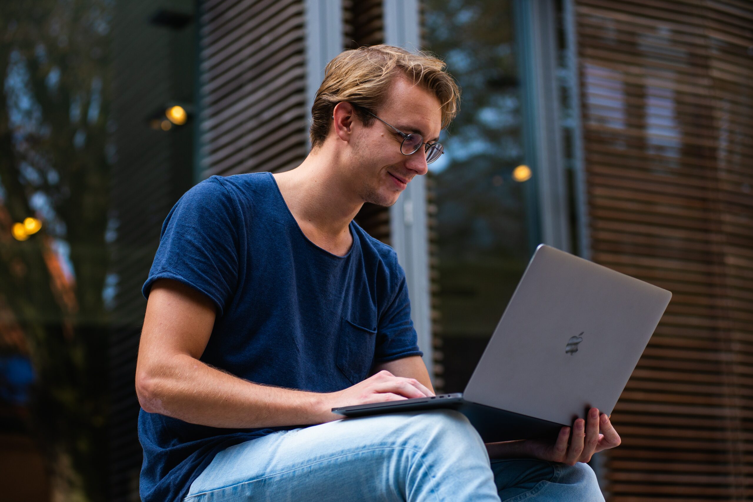 homem com notebook no colo