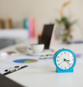 Relógio em cima de uma mesa de trabalho em um escritório.