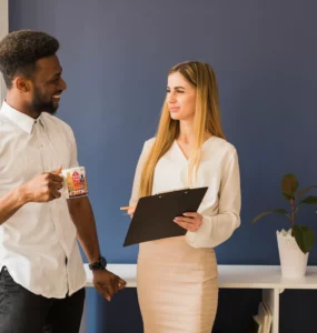 Homem e mulher conversam sobre vínculo empregatício