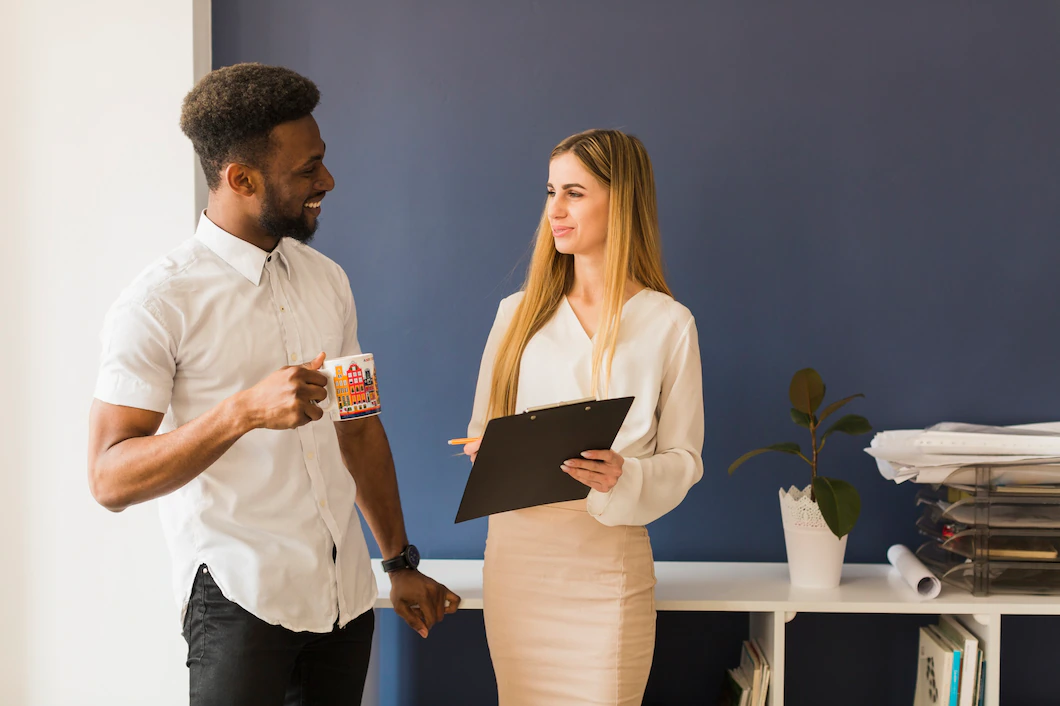 Homem e mulher conversam sobre vínculo empregatício