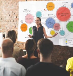 mulher apresentando projeto de gestão participativa na empresa