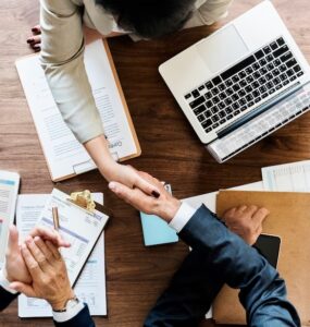 Equipe fechando acordo ao contratar uma consultoria