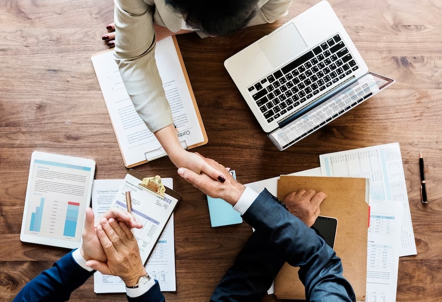 Equipe fechando acordo ao contratar uma consultoria