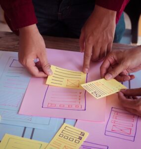 Pessoas organizando quadro, entendendo as restrições de projetos.