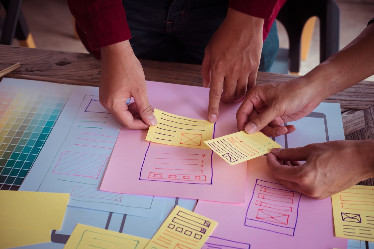 Pessoas organizando quadro, entendendo as restrições de projetos.