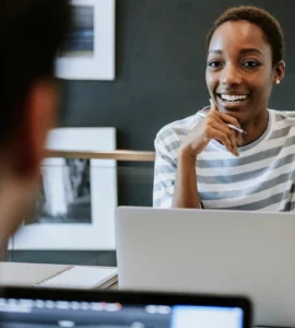 Mulher sentada fazendo entrevista de emprego como Tech Recruiter.