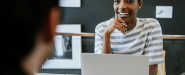 Mulher sentada fazendo entrevista de emprego como Tech Recruiter.