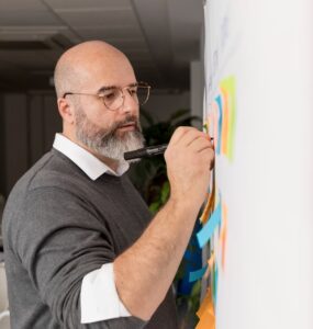 Homem estudando sobre hard e soft skills do gestor de projetos