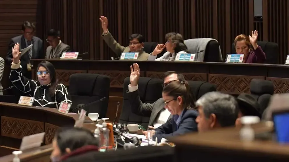 EN SUCRE HUBO CABILDO Y MARCHA PARA QUE PARLAMENTARIOS SE BAJEN LOS SUELDOS