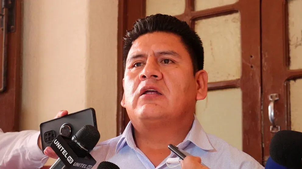 ALCALDE DE SACABA PEDRO GUTIÉRREZ INICIA DISTRIBUCIÓN DE AGUA DE MISICUNI EN LA UNIDAD EDUCATIVA ENTRE RÍOS Y ENTREGA GRADERÍAS