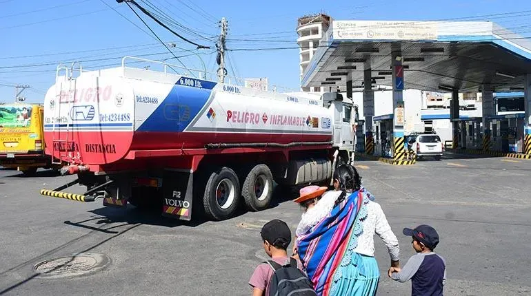 300 CISTERNAS CON COMBUSTIBLE ESTÁN BLOQUEADOS; YPFB PIDE DAR PASO