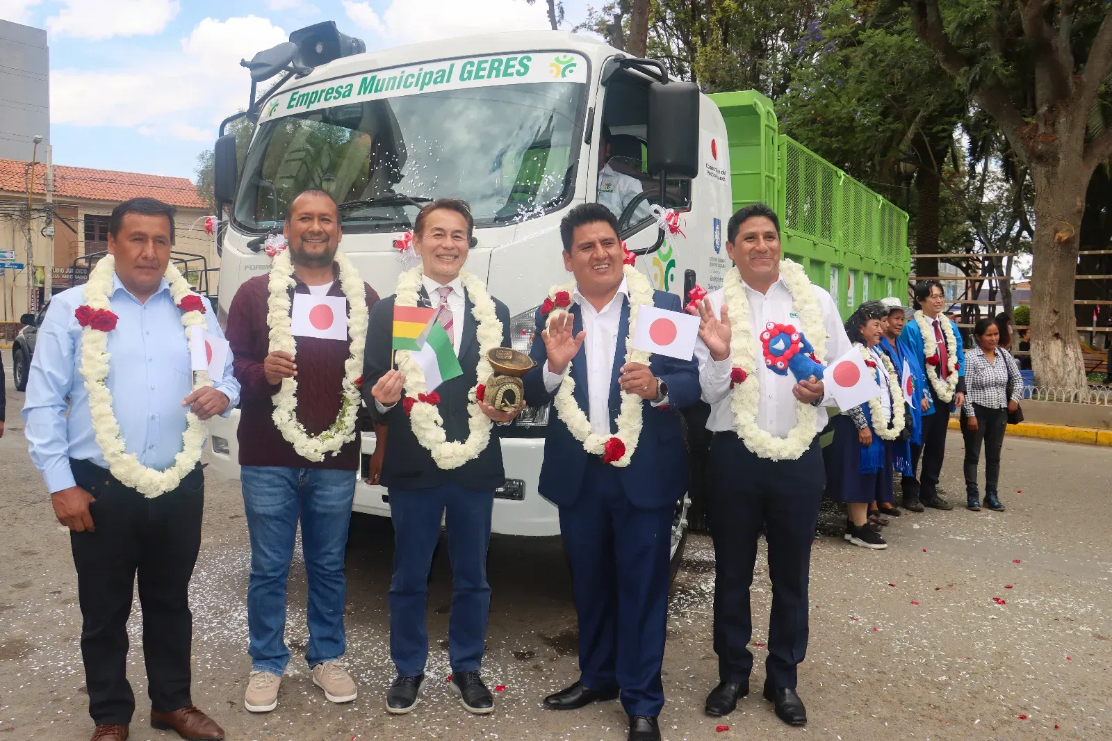SACABA FORTALECE LA RECOLECCIÓN DE RESIDUOS ORGÁNICOS PARA LA PRODUCCIÓN DE ABONO NATURAL CON LA DONACIÓN DE UN MODERNO CAMIÓN RECOLECTOR POR PARTE DE JAPÓN