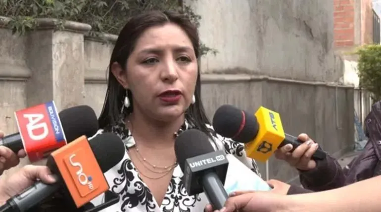 CONCEJAL CLAUDIA FLORES ASUME COMO ALCALDESA