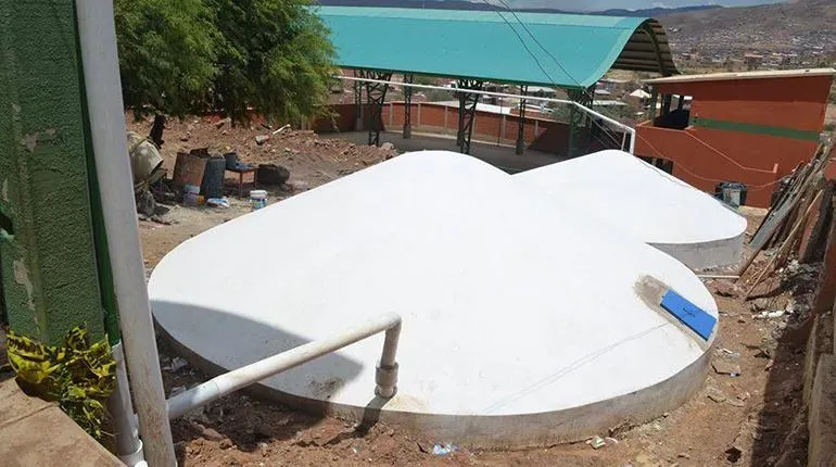 EN AIQUILE, COMUNIDAD SANTA MARÍA RECIBE TANQUE PARA COSECHA DE AGUA