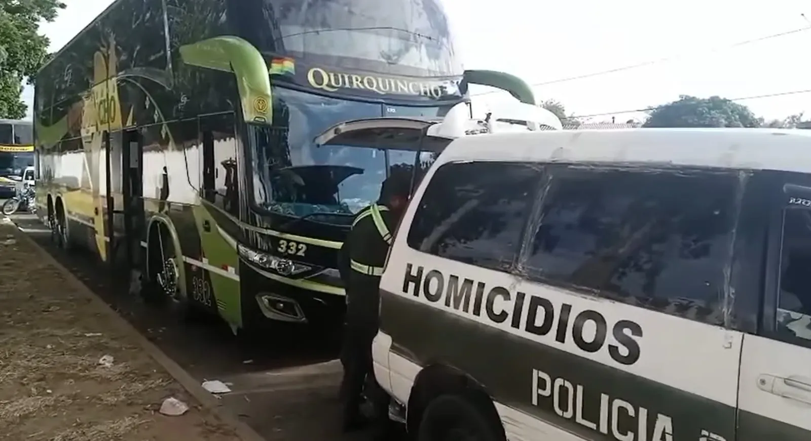 UN CONDUCTOR MUERE DENTRO DE SU BUS MIENTRAS ESPERABA PARA CARGAR DIÉSEL EN UN SURTIDOR DE SANTA CRUZ