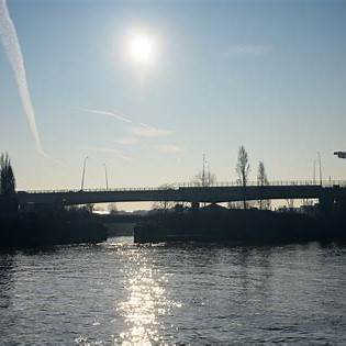 塞纳河发现第五具男性遗体；克雷泰伊检方（parquet de Créteil）称暂无证据联结到8月13日舍瓦西—勒鲁瓦（Choisy-le-Roi）四尸案，已下令尸检与毒检。 - 图片1