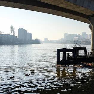 塞纳河发现第五具男性遗体；克雷泰伊检方（parquet de Créteil）称暂无证据联结到8月13日舍瓦西—勒鲁瓦（Choisy-le-Roi）四尸案，已下令尸检与毒检。 - 图片2