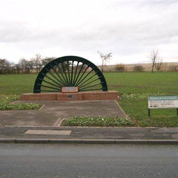 英国一名32岁资深女跳伞员（于4月27日跳伞身亡；验尸调查认定属自杀，家属已获知情并配合处理。 - 图片1