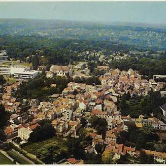 伊夫林省马尔利-勒-鲁瓦（Marly-le-Roi, Yvelines）一名27岁葡萄牙籍无家可归者先后闯入两户民宅“像在自家一样”歇脚、取酒饮用，被当场抓获；凡尔赛法院（Tribunal judic - 图片1